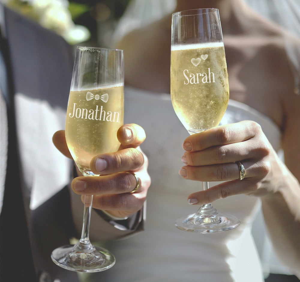 CHAMPAGNE FLUTES - GROOM & BRIDE